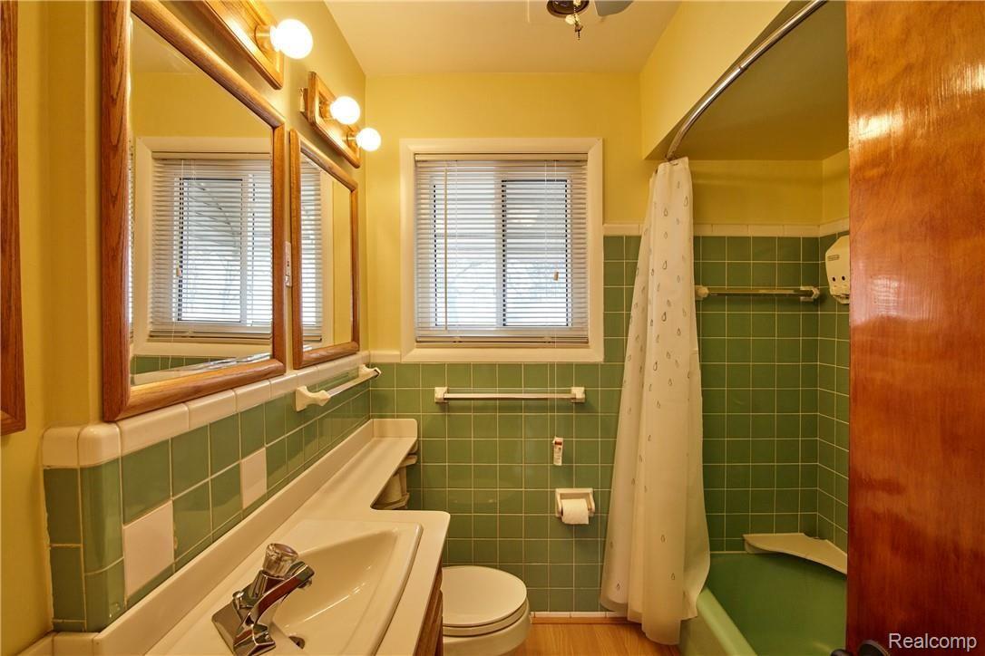3504 West Webster Road Royal Oak, MI 48073 - Photo 11 of 44 Bathroom View 2