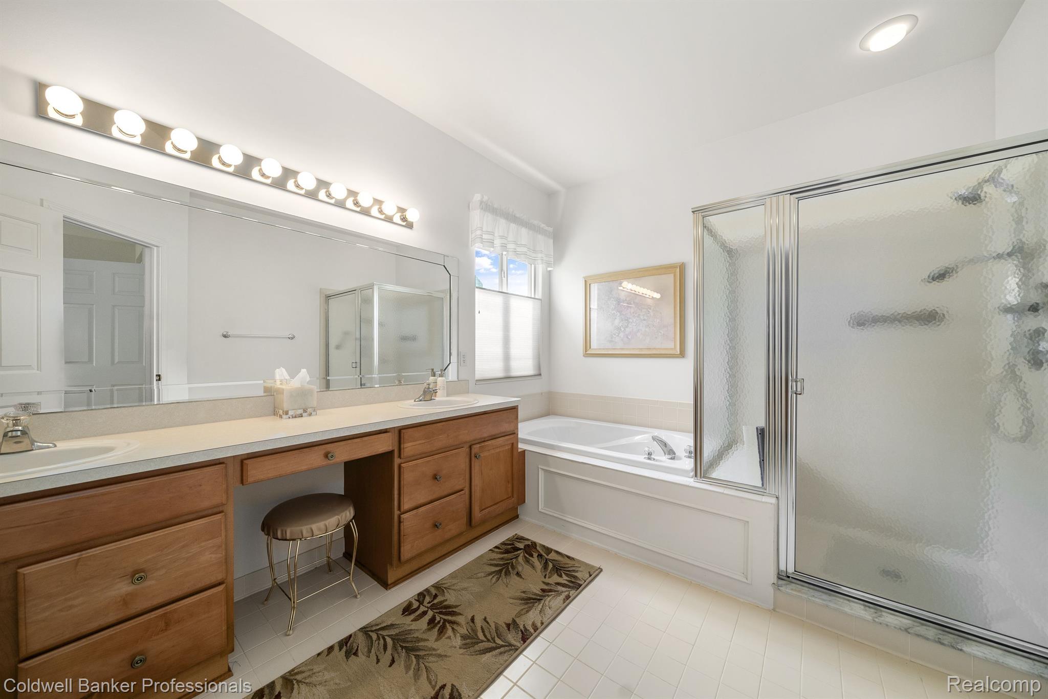 2206 Lagoon Drive Rochester, MI 48309 - Photo 21 of 37 Primary Bath with dual sinks, euro tub & shower.