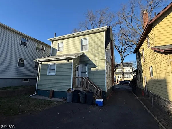 a view of back yard of the house