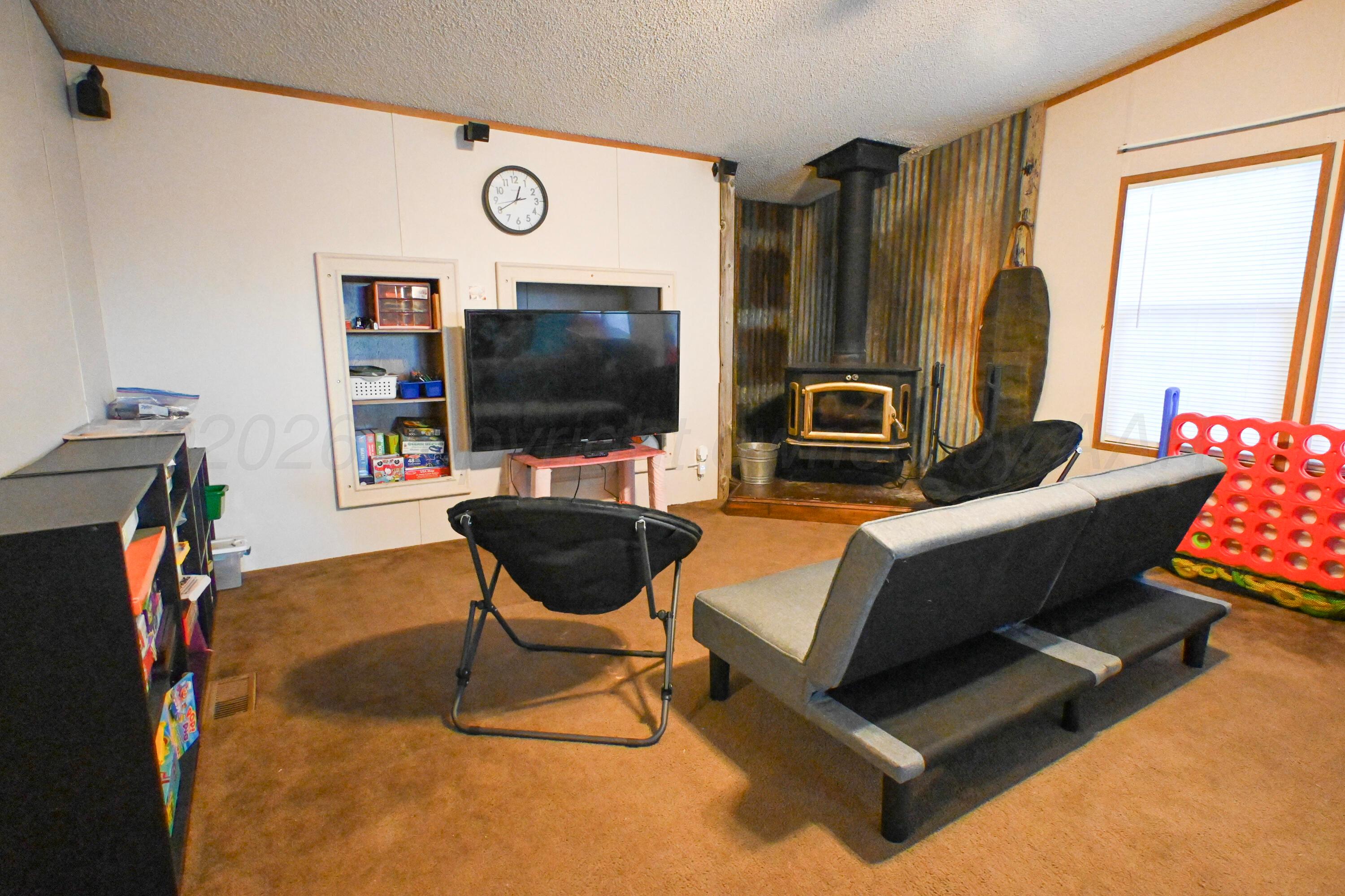 314 Cactus Road Borger, TX 79007 - Photo 21 of 28 a living room with furniture and a flat screen tv
