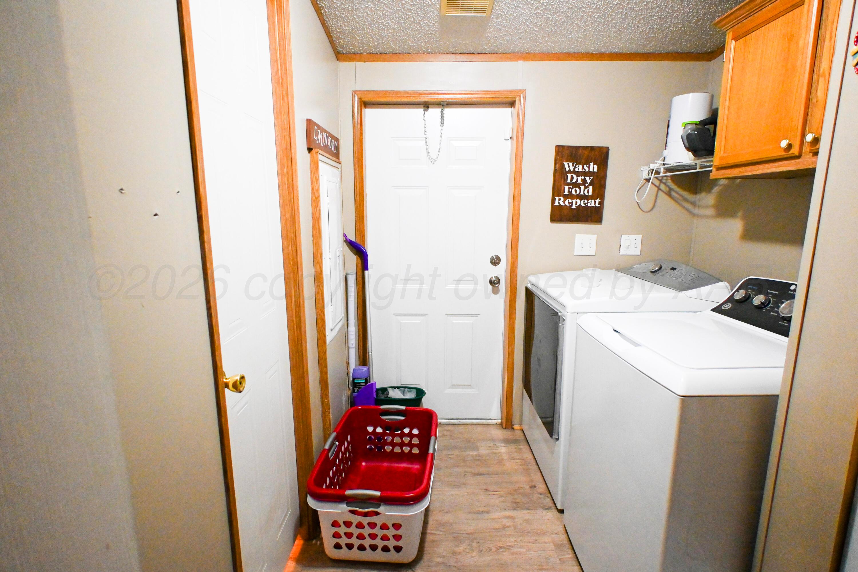 314 Cactus Road Borger, TX 79007 - Photo 24 of 28 a utility room with dryer and washer