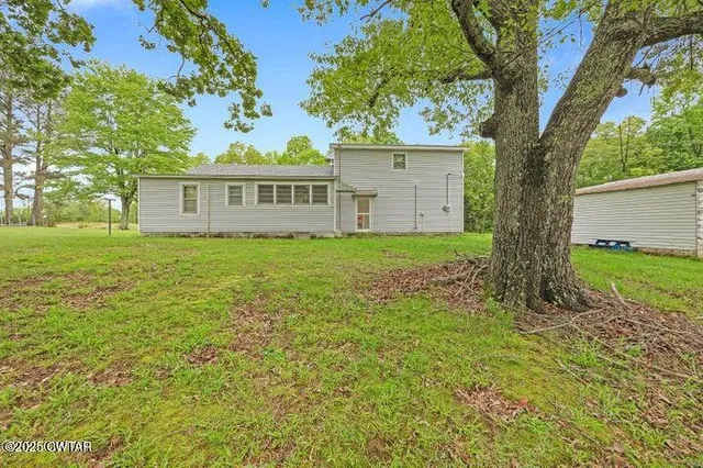 a view of a backyard