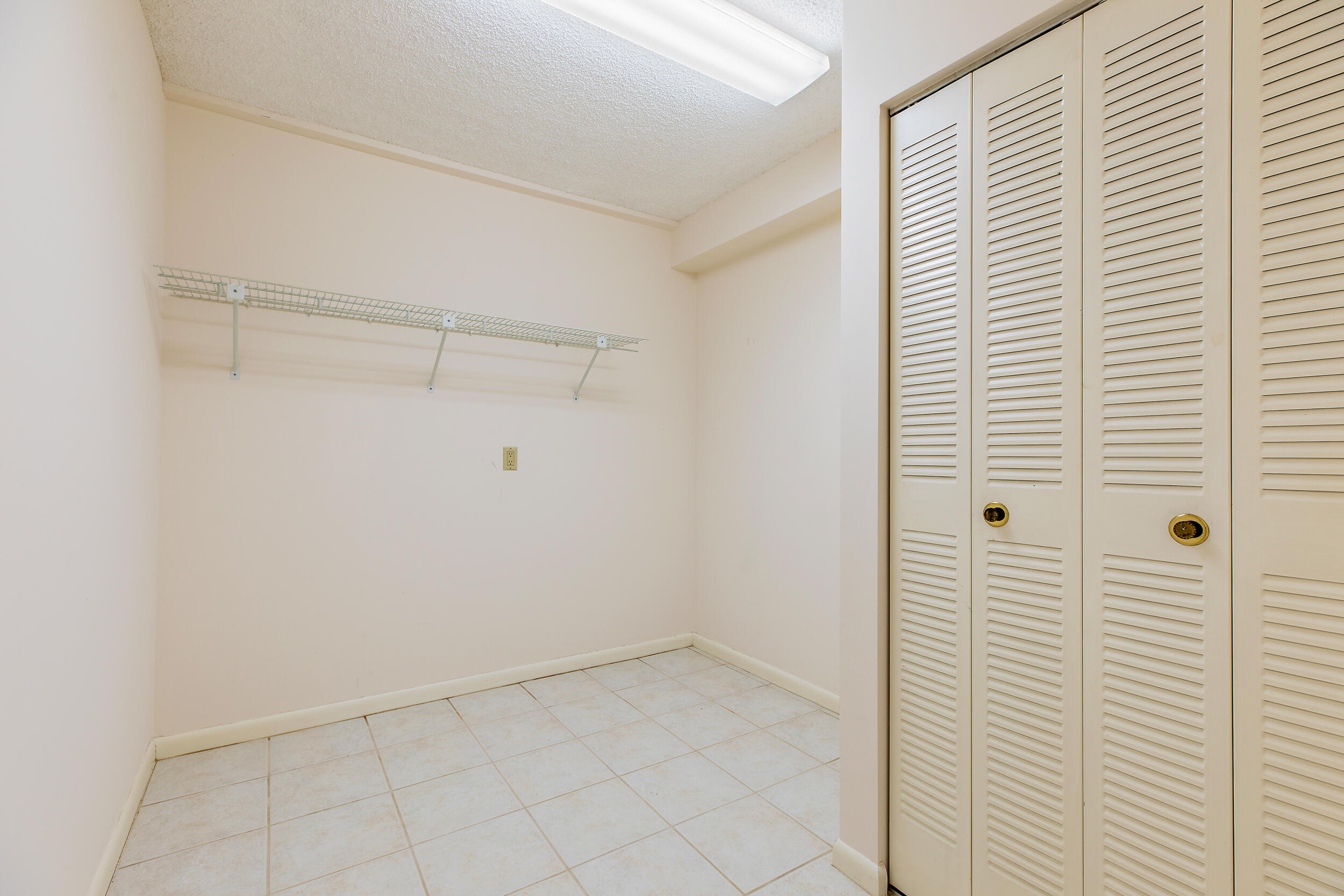 1501 Marina Isle Way, Unit 101 Jupiter, FL 33477 - Photo 17 of 25 a view of a bathroom