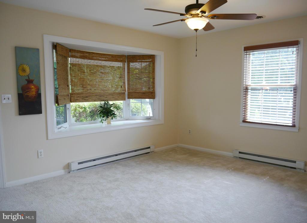 114 Rawlings Road Gaithersburg, MD 20877 - Photo 5 of 28 Living Room