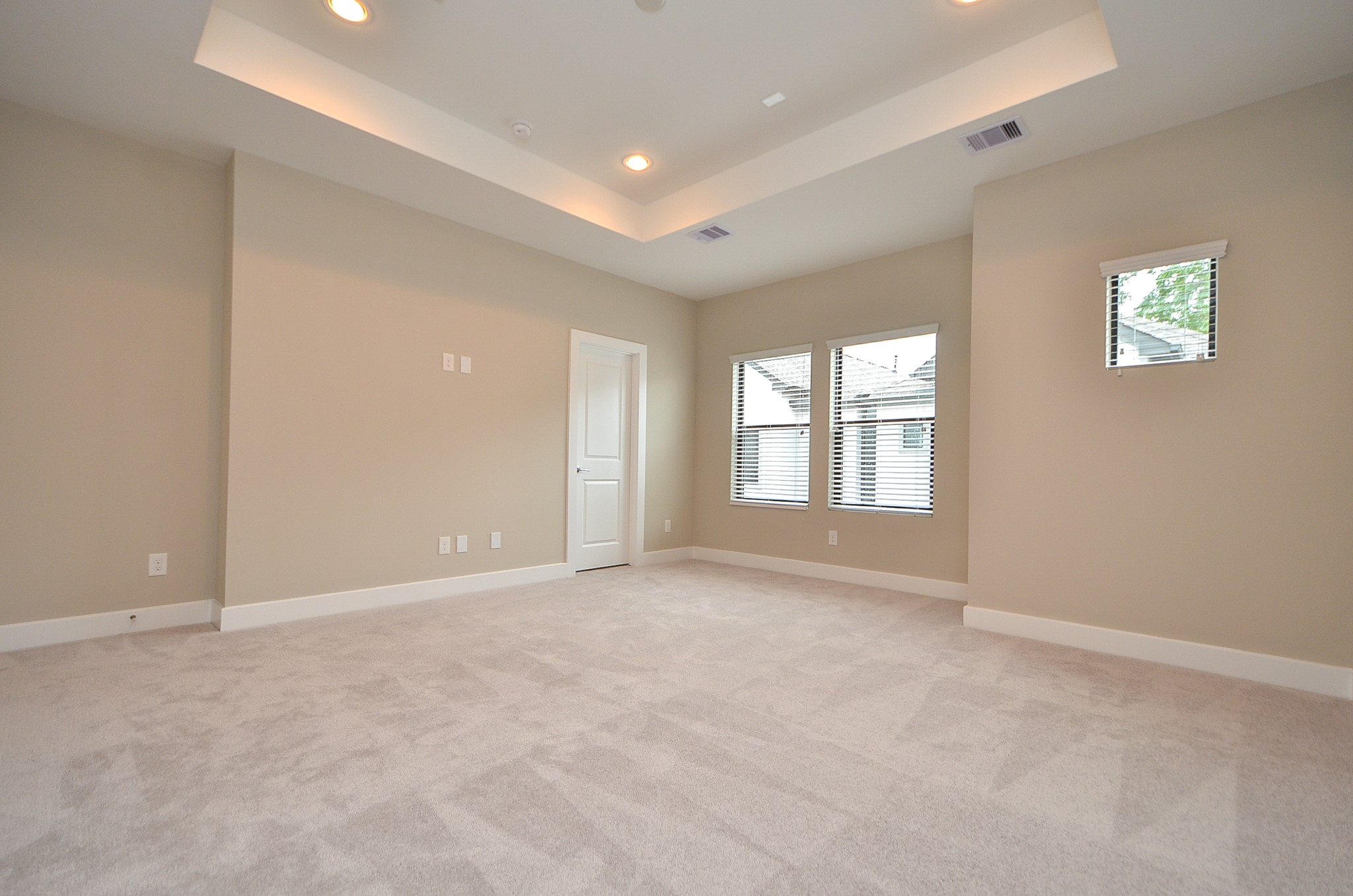 1818 Bonner Street Houston, TX 77007 - Photo 16 of 26 a view of an empty room with a window