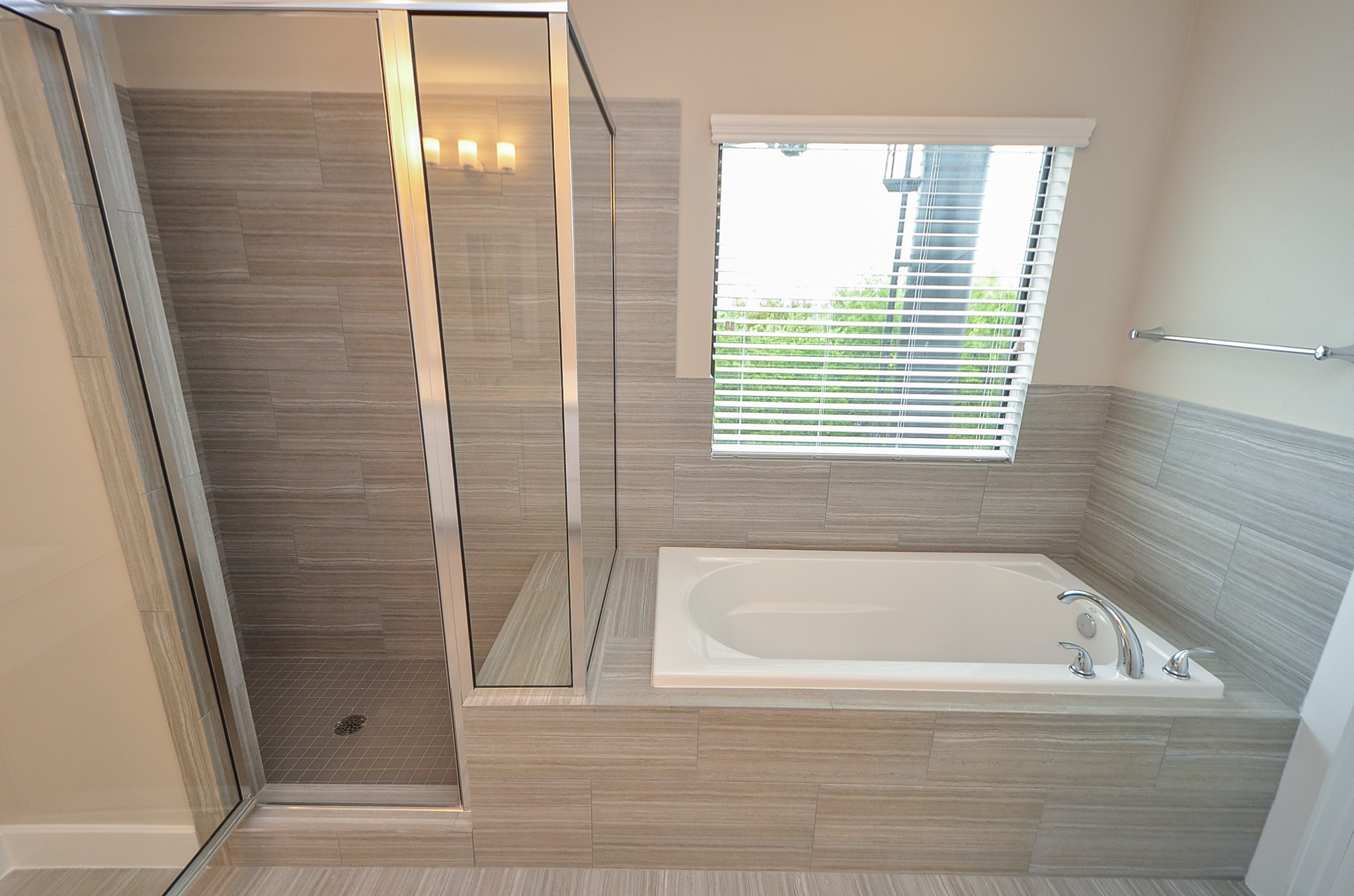 1818 Bonner Street Houston, TX 77007 - Photo 19 of 26 a bathroom with a bathtub and shower