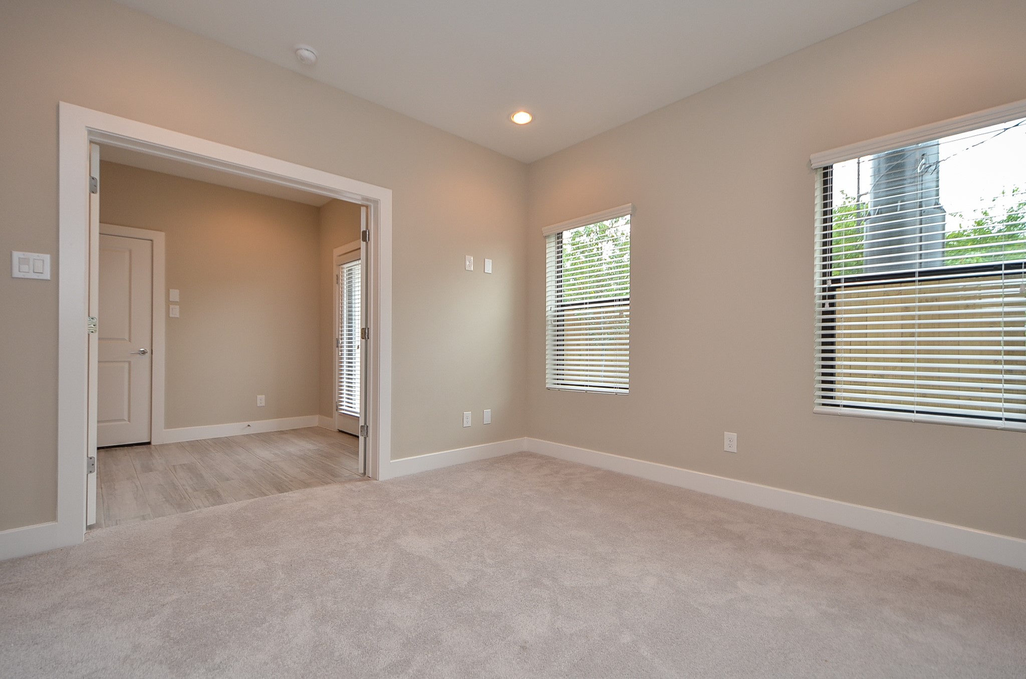 1818 Bonner Street Houston, TX 77007 - Photo 21 of 26 an empty room with windows