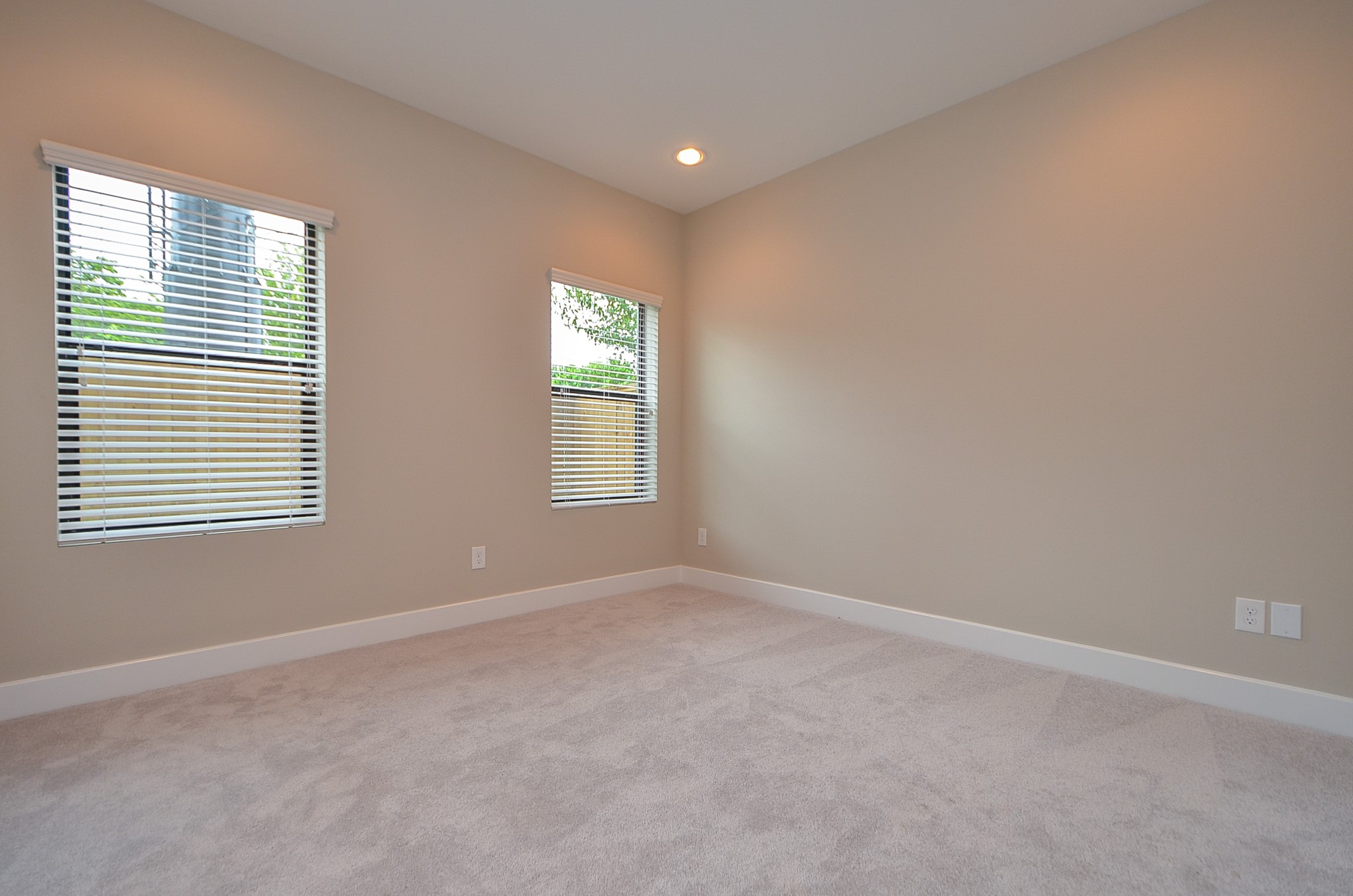 1818 Bonner Street Houston, TX 77007 - Photo 23 of 26 an empty room with windows