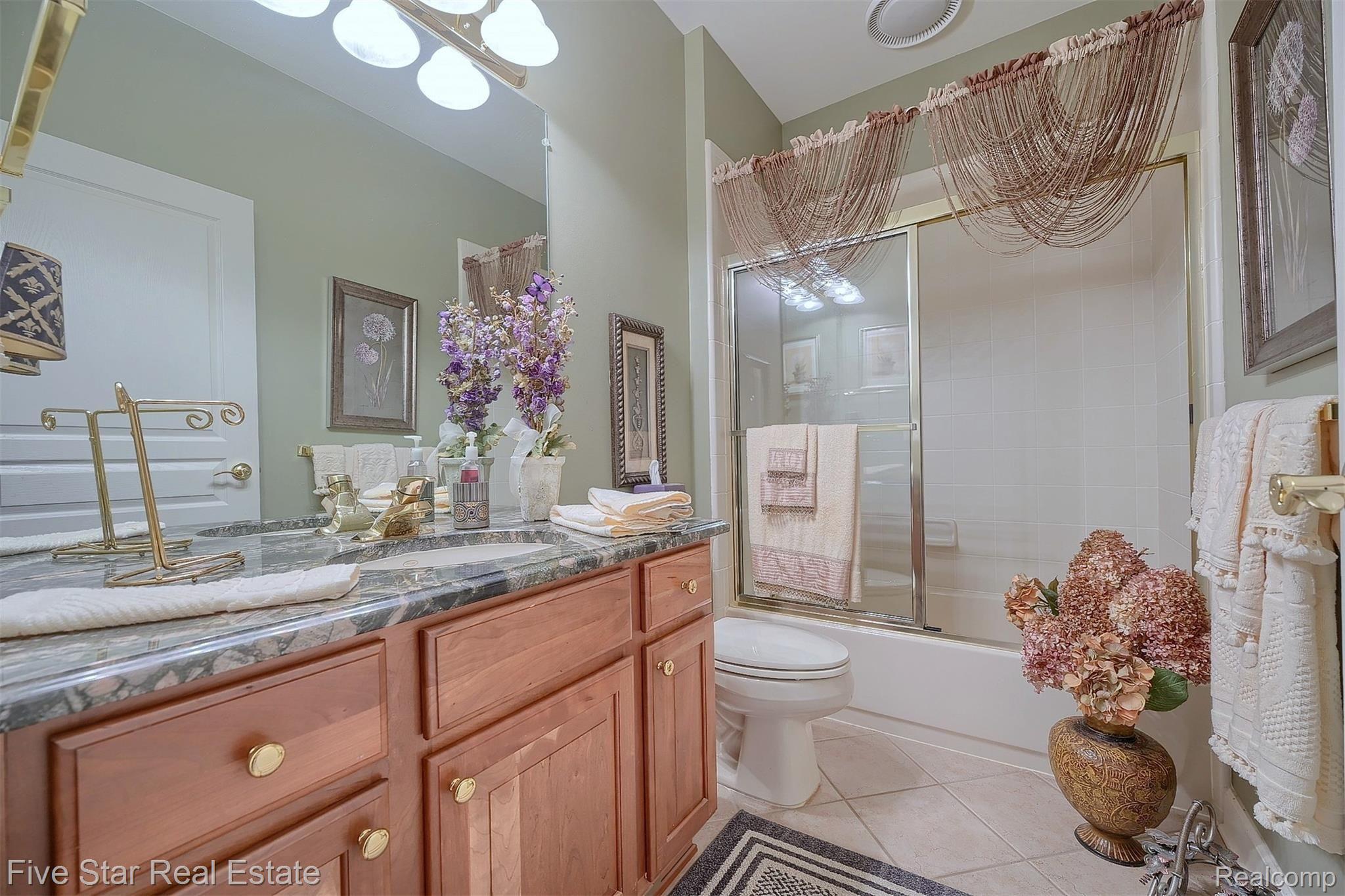 3681 Tremonte Circle Rochester, MI 48306 - Photo 23 of 43 23-Bathroom.jpg