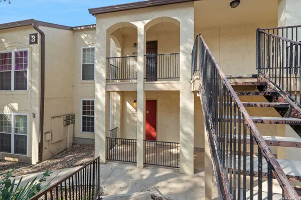 a view of a house with entryway and front door