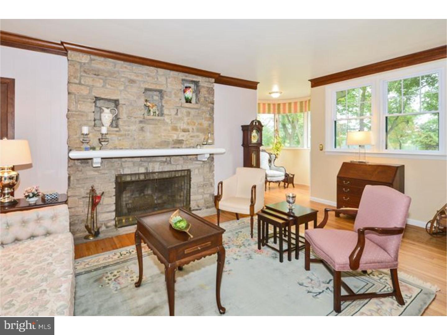 585 River Road Yardley, PA 19067 - Photo 6 of 25 Living Room