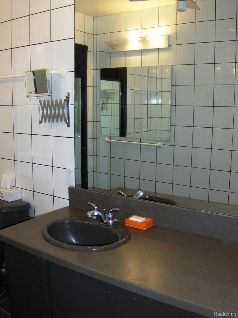 2044 Devonshire Road Bloomfield Hills, MI 48302 - Photo 17 of 34 Master Bath