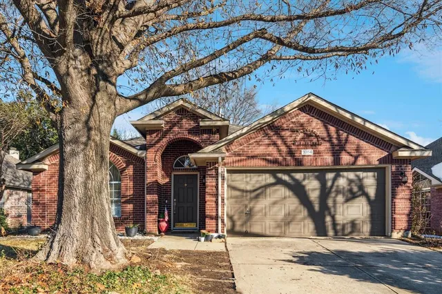 a view of a entrance gate of the house