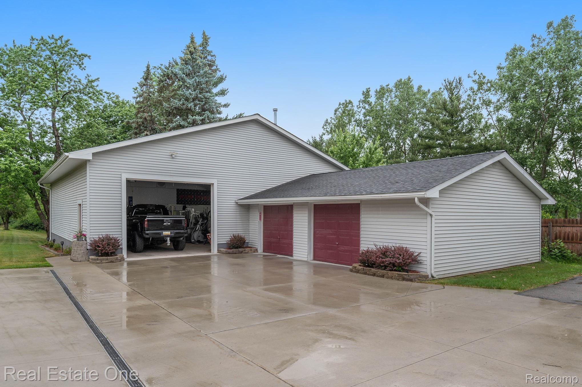 4293 Rural Street Waterford, MI 48329 - Photo 28 of 56 4 Car Garage