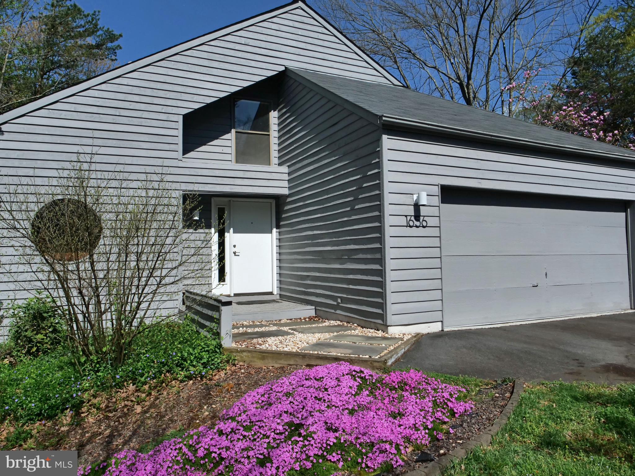 Crisp Contemporary lines make a dramatic entrance