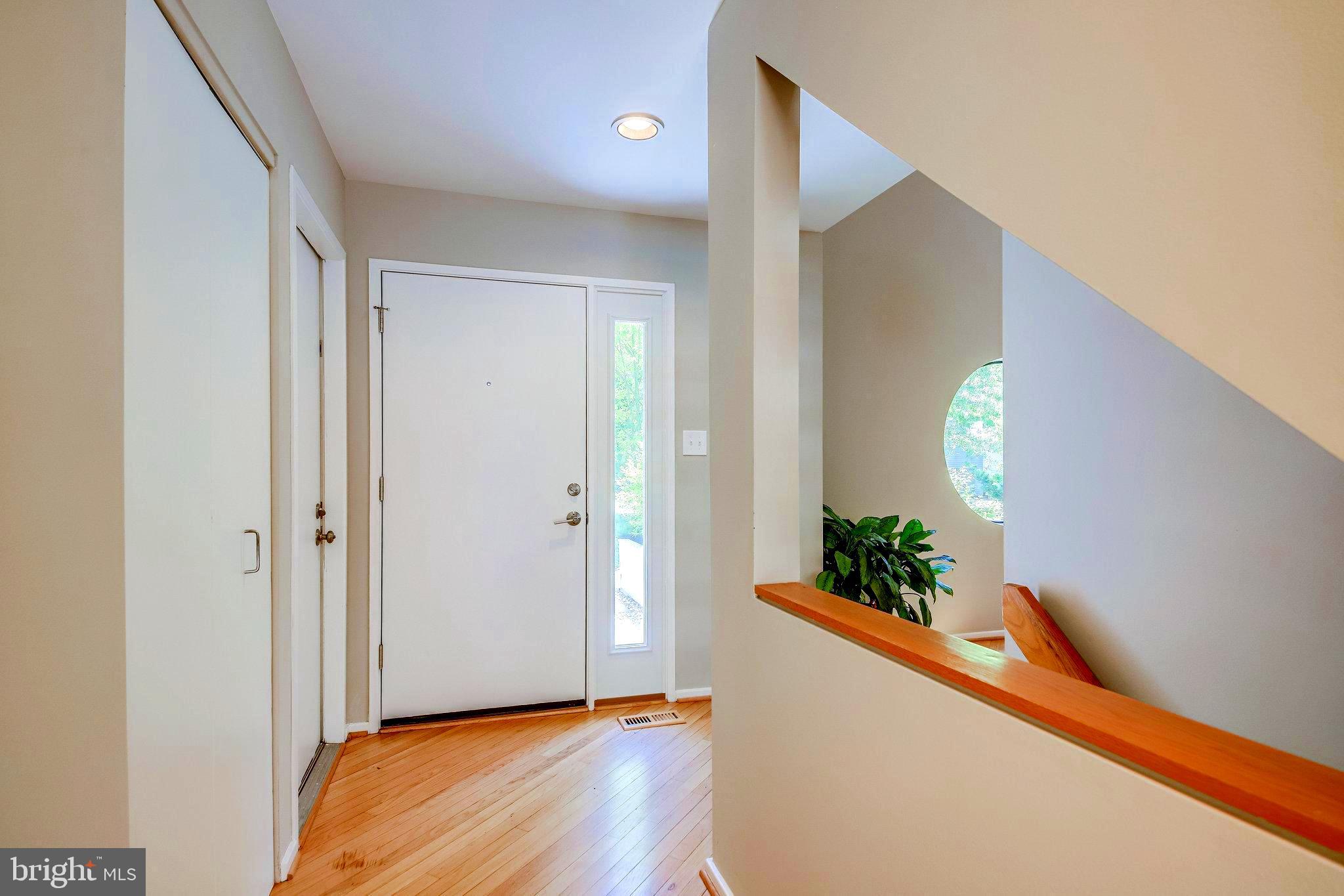 1656 Cedar Hollow Way Reston, VA 20194 - Photo 3 of 36 Clean, bright, cheerful entry way...