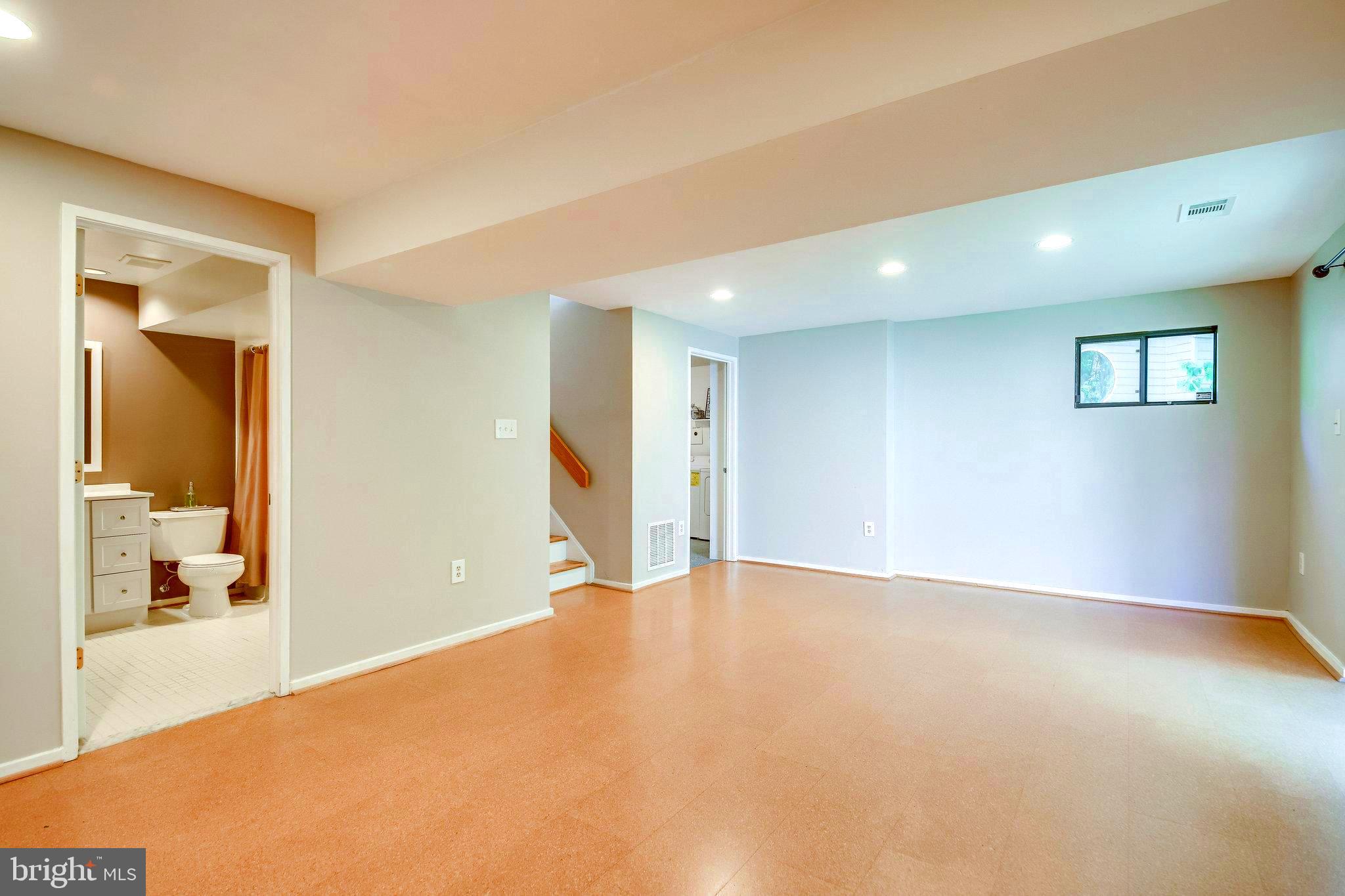 1656 Cedar Hollow Way Reston, VA 20194 - Photo 29 of 36 Full bathroom attached