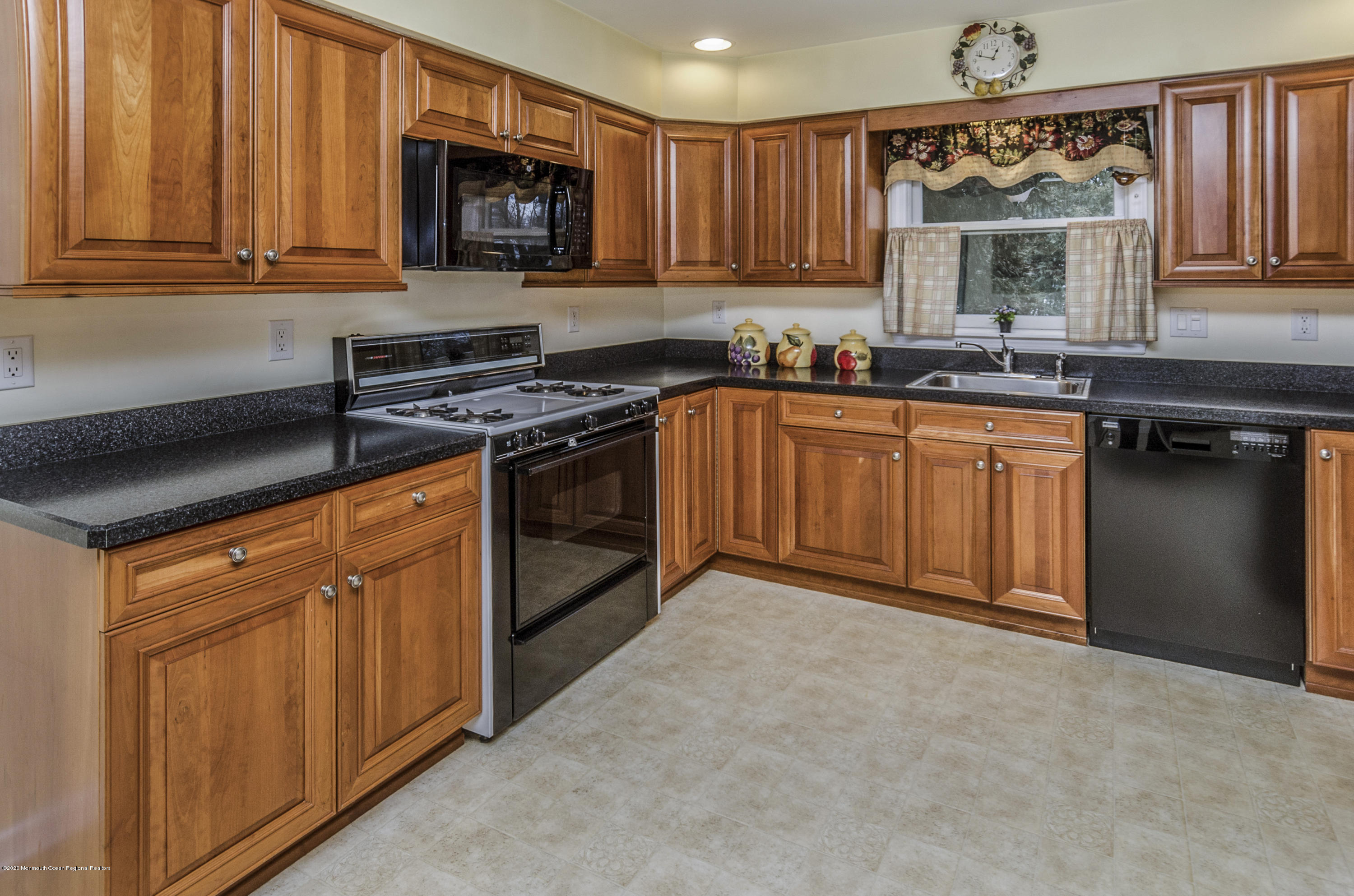 98 Old Post Road Freehold, NJ 07728 - Photo 5 of 41 Updated Kitchen