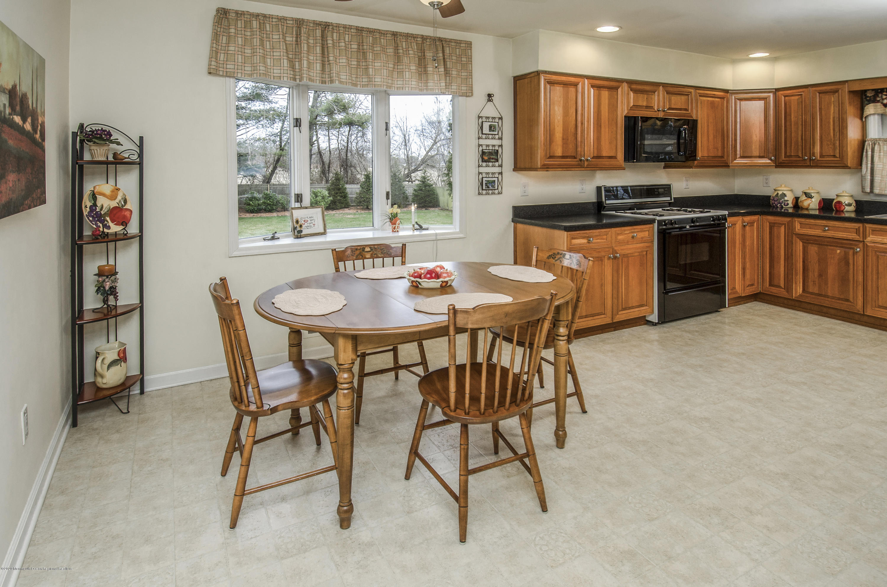 98 Old Post Road Freehold, NJ 07728 - Photo 9 of 41 Dining area