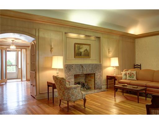 71 Hartshorn Road Providence, RI 02906 - Photo 4 of 20 Living Room.