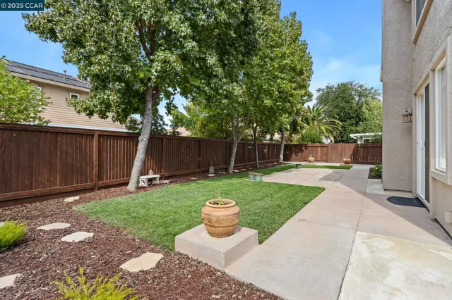 a view of a back yard of the house