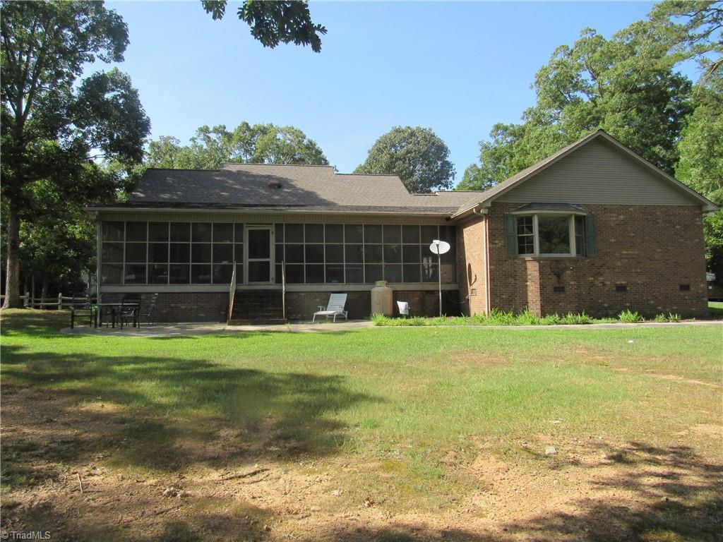 Rare one level Brick Ranch on High Rock Lake