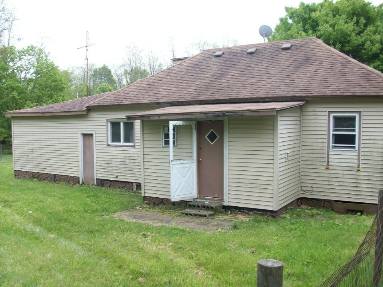 2611 West Thar Road Coloma, MI 49038 - Photo 13 of 15 rear