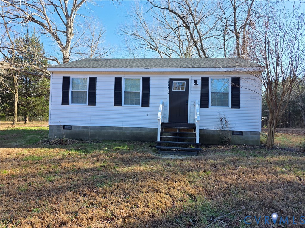 a view of front of a house with a yard