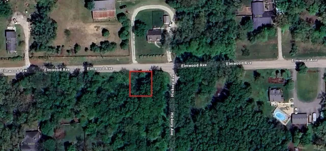 an outdoor view of house with outdoor space