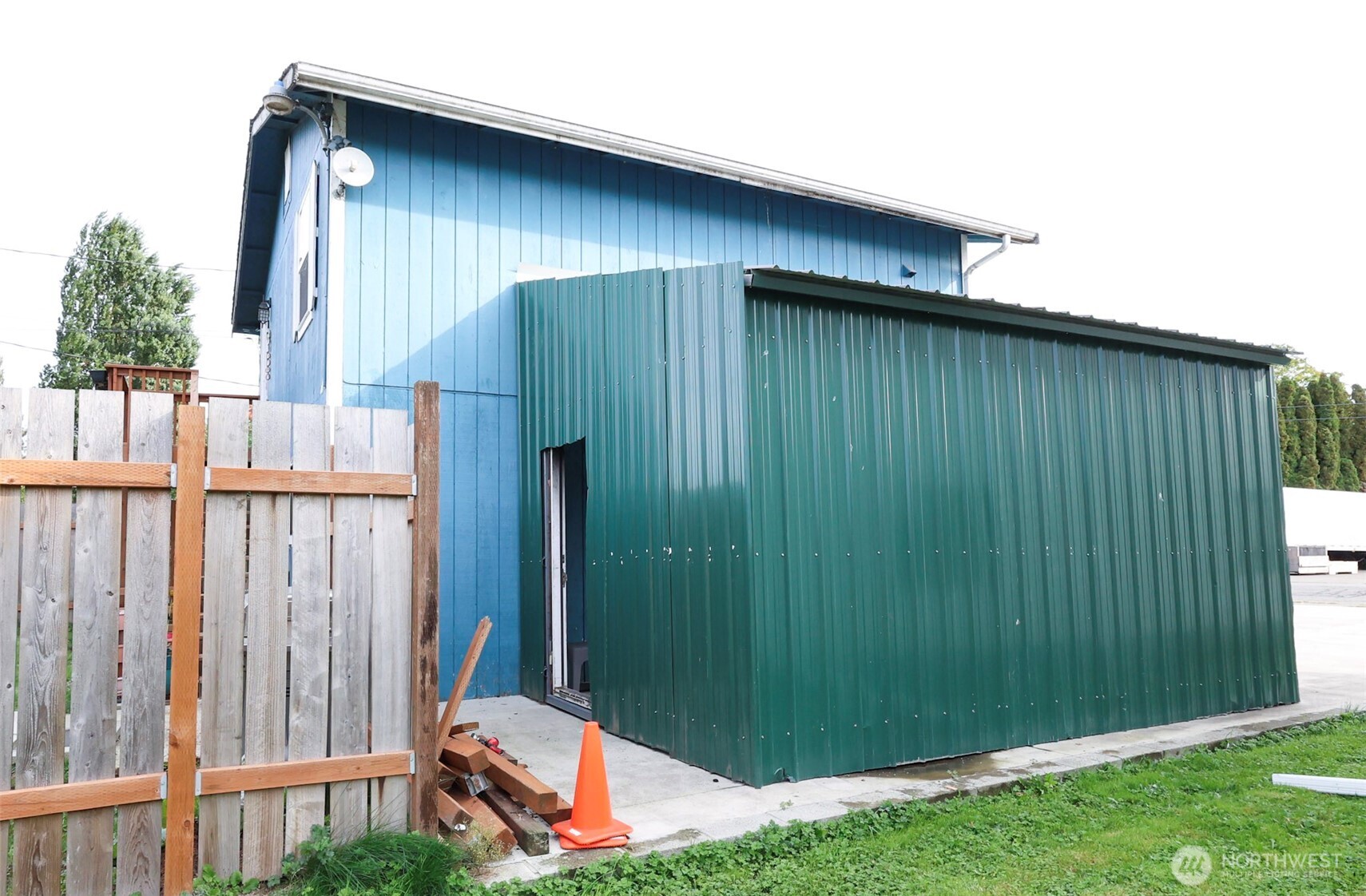 136 First Street Sumas, WA 98295 - Photo 3 of 20 a backyard of a house