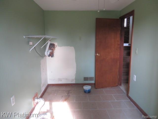915 Memphis Ridge Road Memphis, MI 48041 - Photo 4 of 25 IMG_7831.JPG
