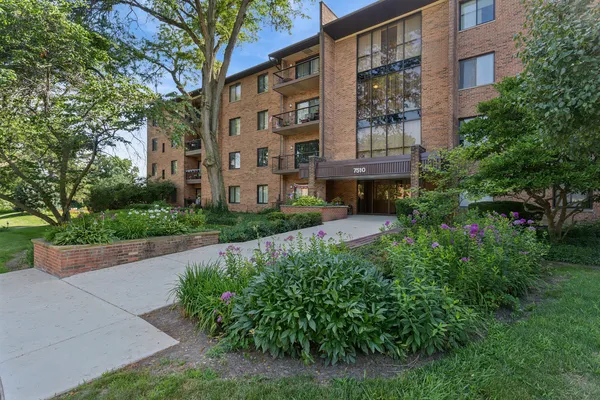 $299,000 | 7510 Farmingdale Drive, Unit 210, Darien, IL 60561