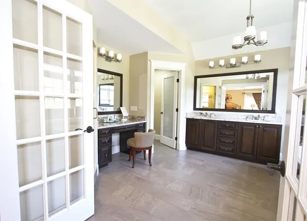 $2,100,000 | 10 Woodbury Lane, Middleton, MA 01949