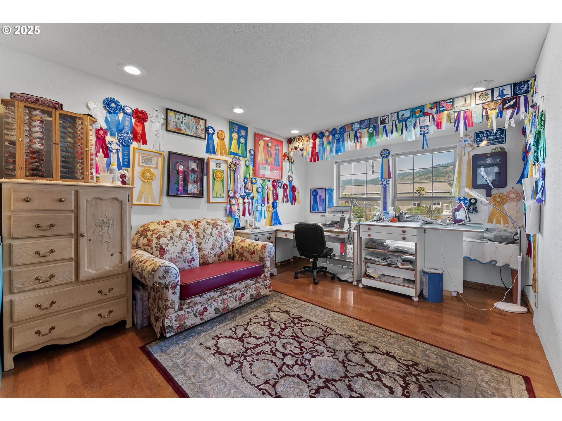 98686 Fox Drive Brookings, OR 97415 - Photo 34 of 48 a living room with furniture and a couch