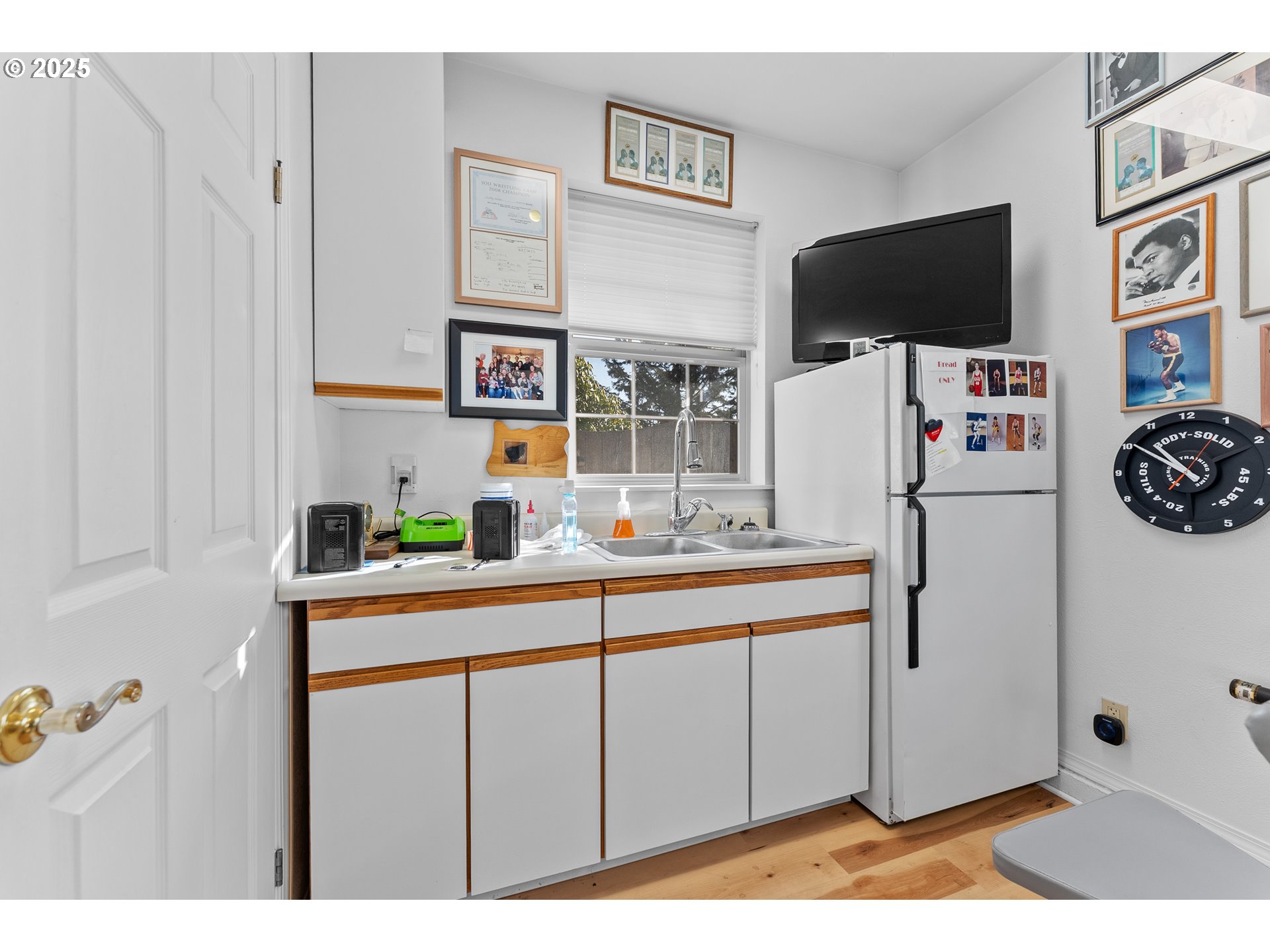 98686 Fox Drive Brookings, OR 97415 - Photo 45 of 48 a kitchen with stainless steel appliances a refrigerator and a stove