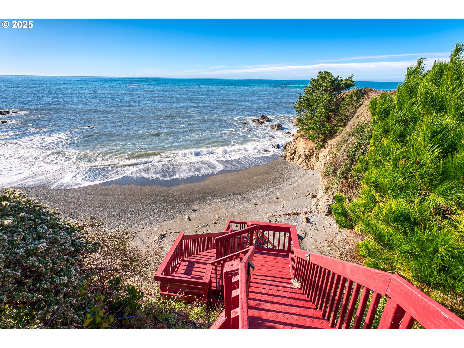 98686 Fox Drive Brookings, OR 97415 - Photo 8 of 48 a balcony with view of lake