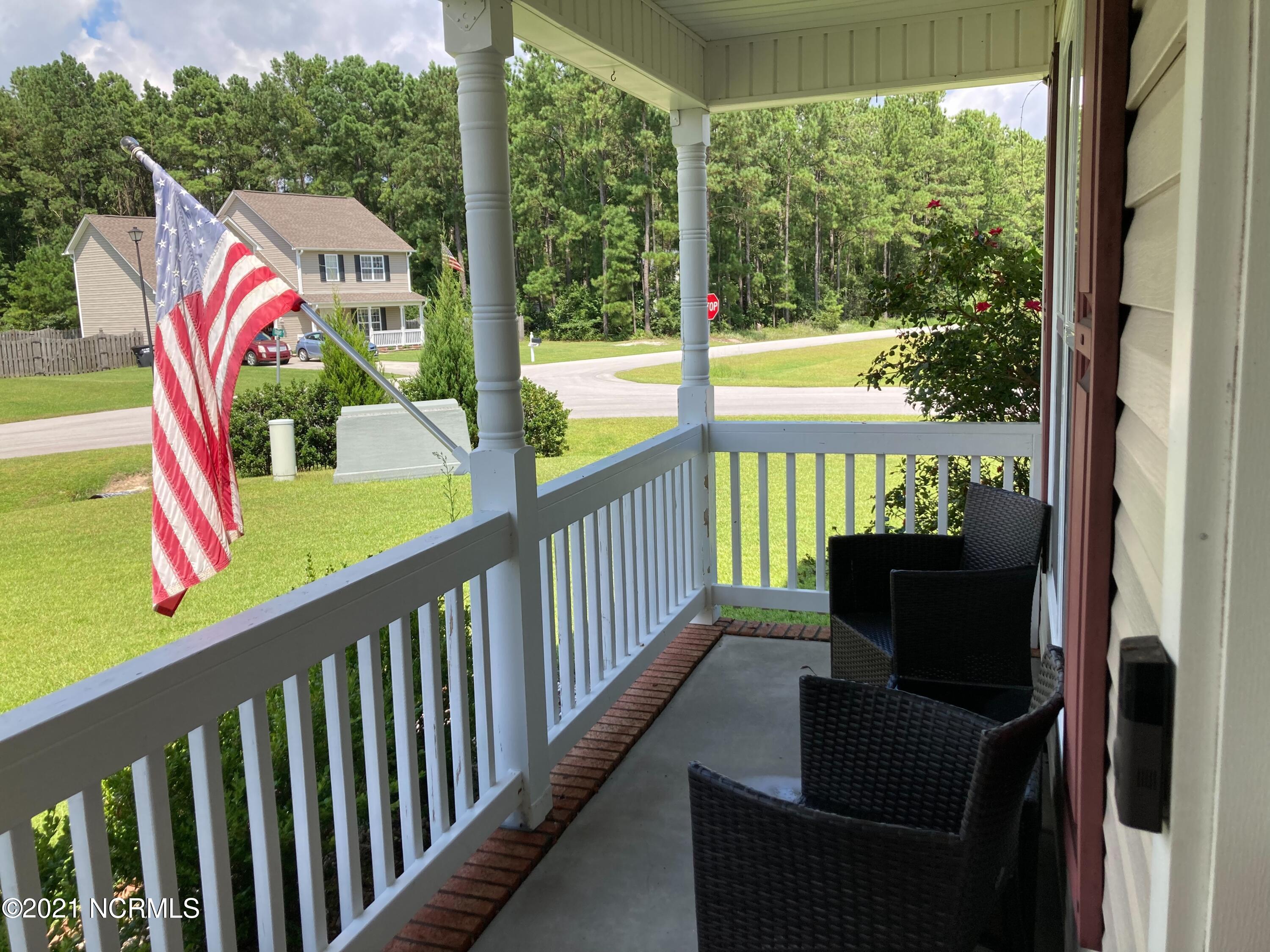 305 Trappers Road Hubert, NC 28539 - Photo 5 of 36 Front Porch 3