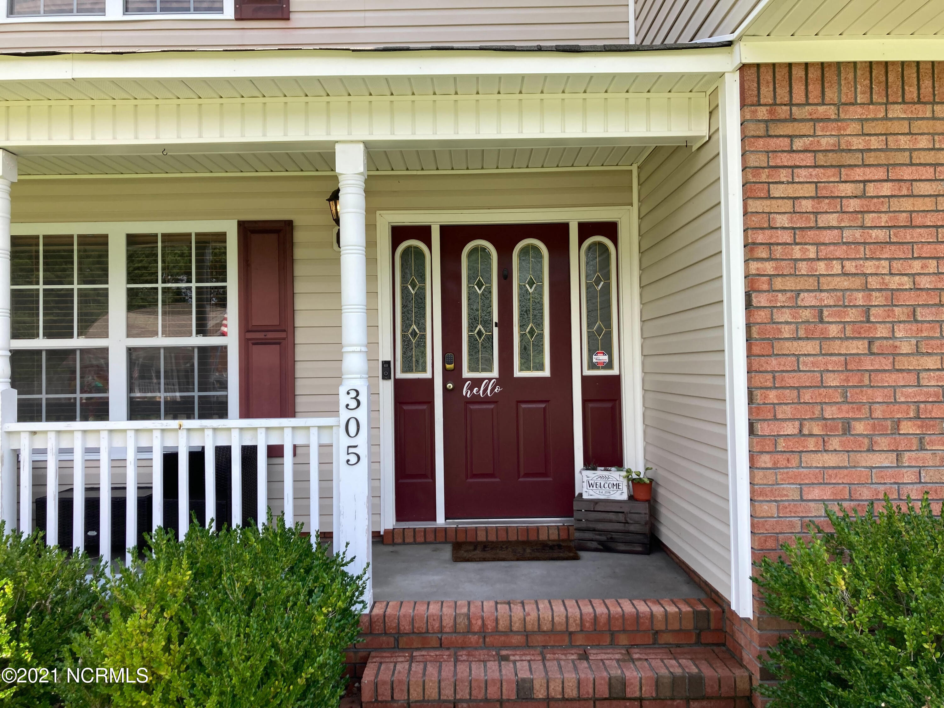305 Trappers Road Hubert, NC 28539 - Photo 6 of 36 Front porch 1