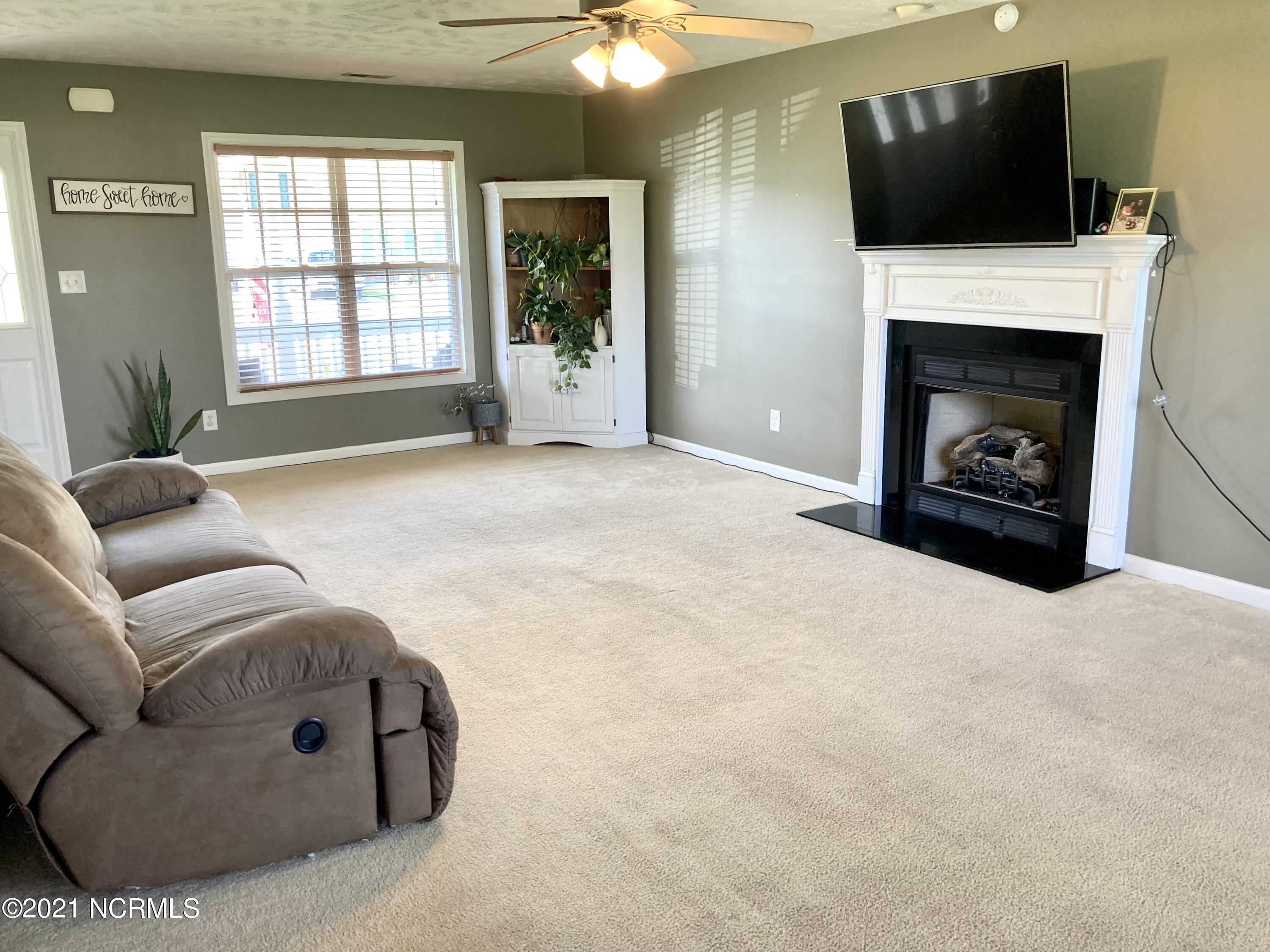305 Trappers Road Hubert, NC 28539 - Photo 9 of 36 Living room 3