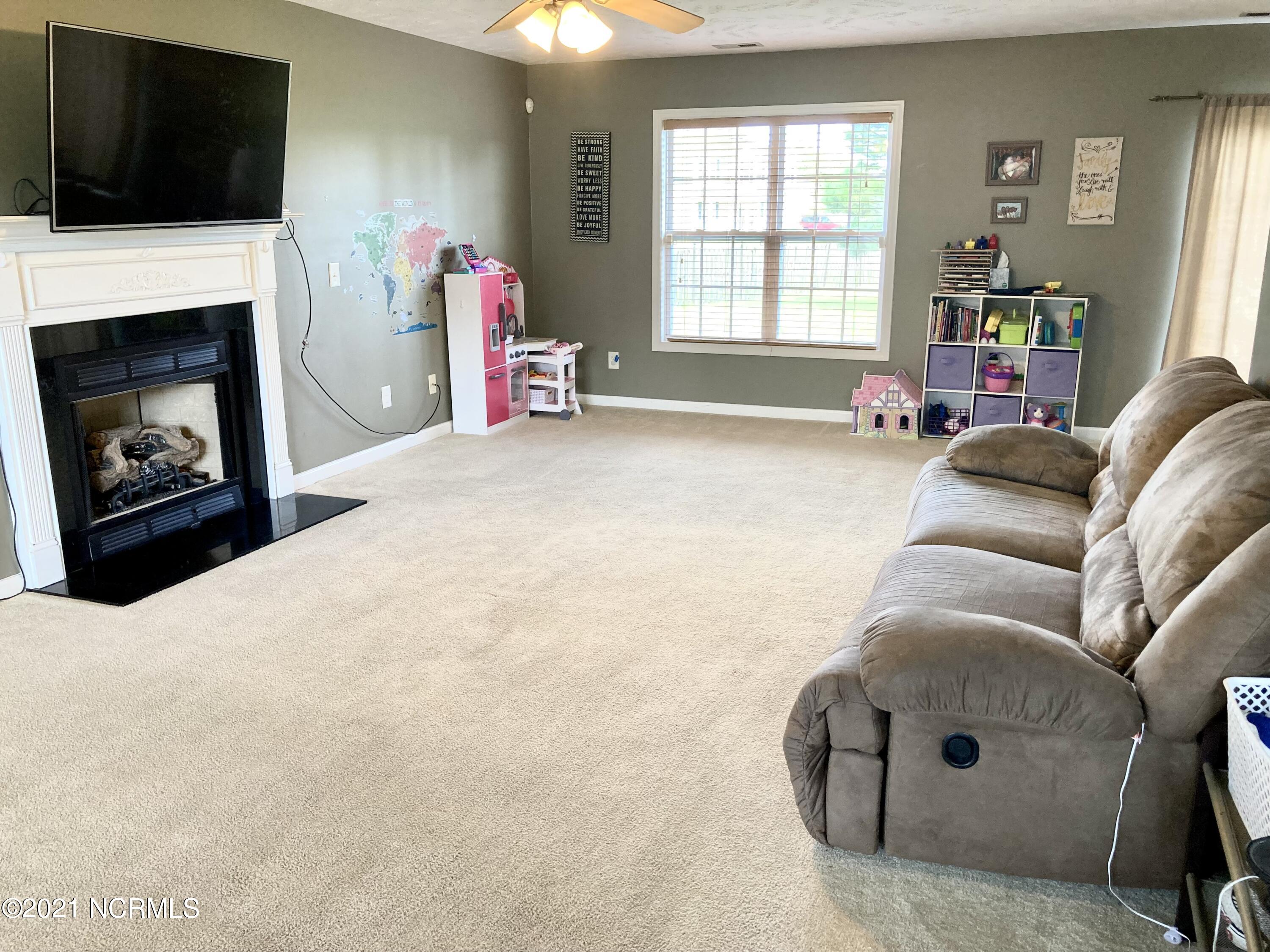 305 Trappers Road Hubert, NC 28539 - Photo 10 of 36 Living room 4