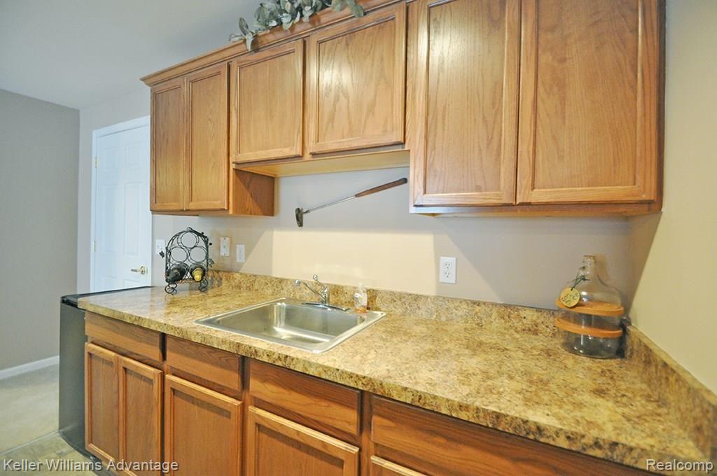 4690 Summer Ridge Drive Howell, MI 48843 - Photo 34 of 40 34_WetBar_LL_1-3.jpg