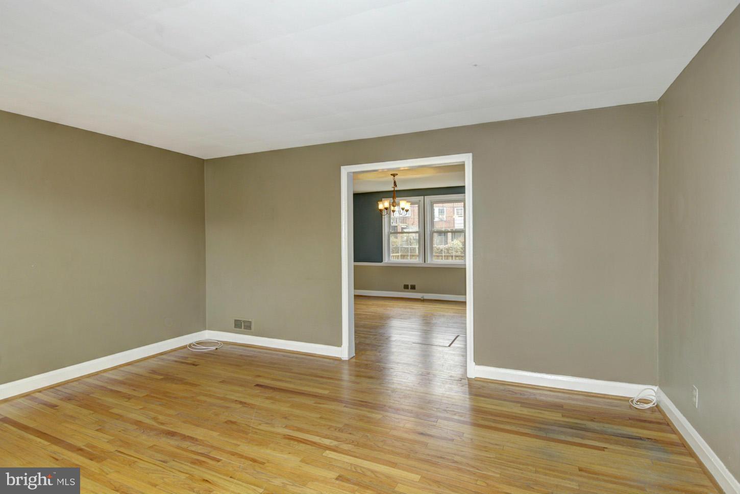 6124 Regent Park Road Baltimore, MD 21228 - Photo 2 of 19 Living Room