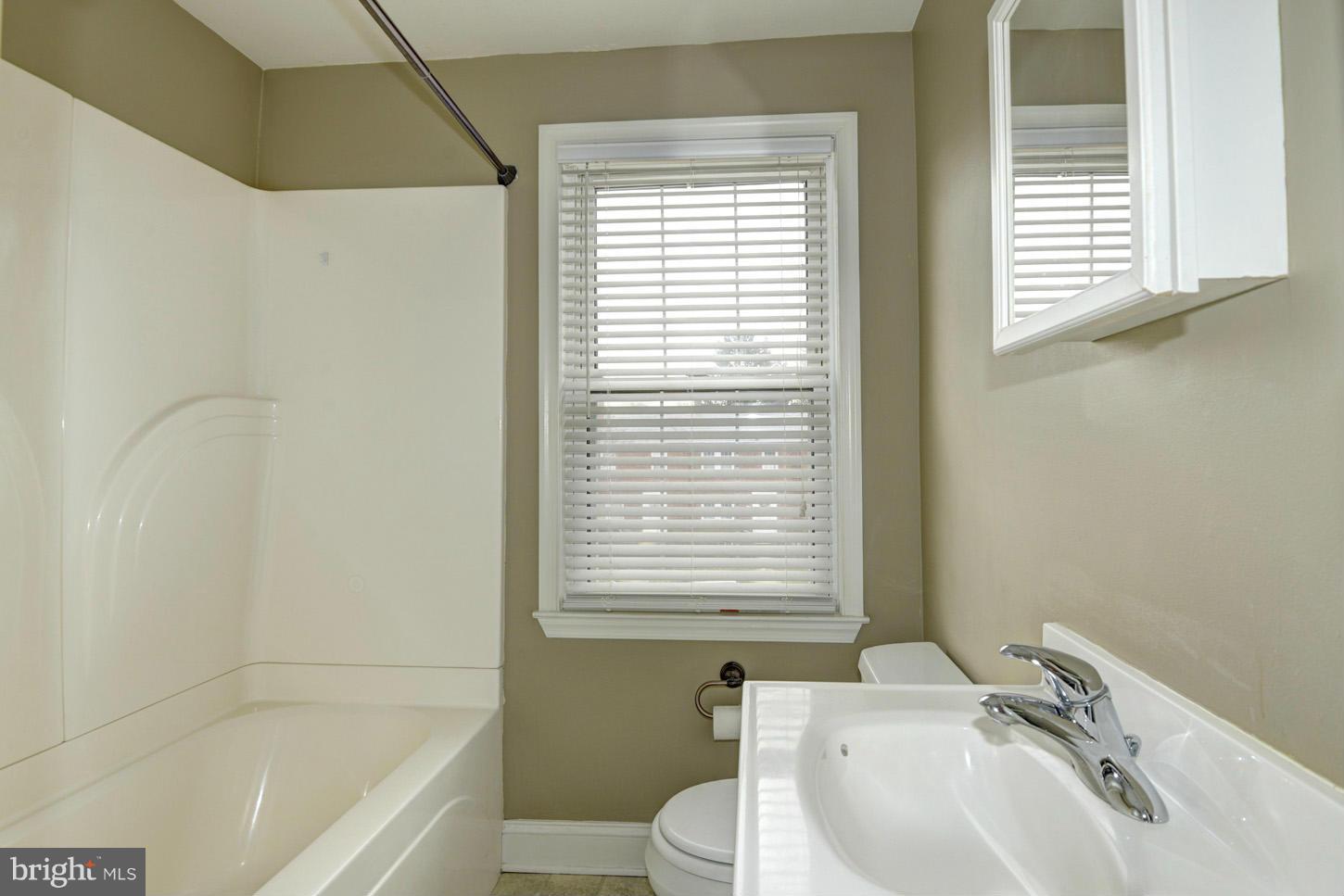 6124 Regent Park Road Baltimore, MD 21228 - Photo 13 of 19 Bath
