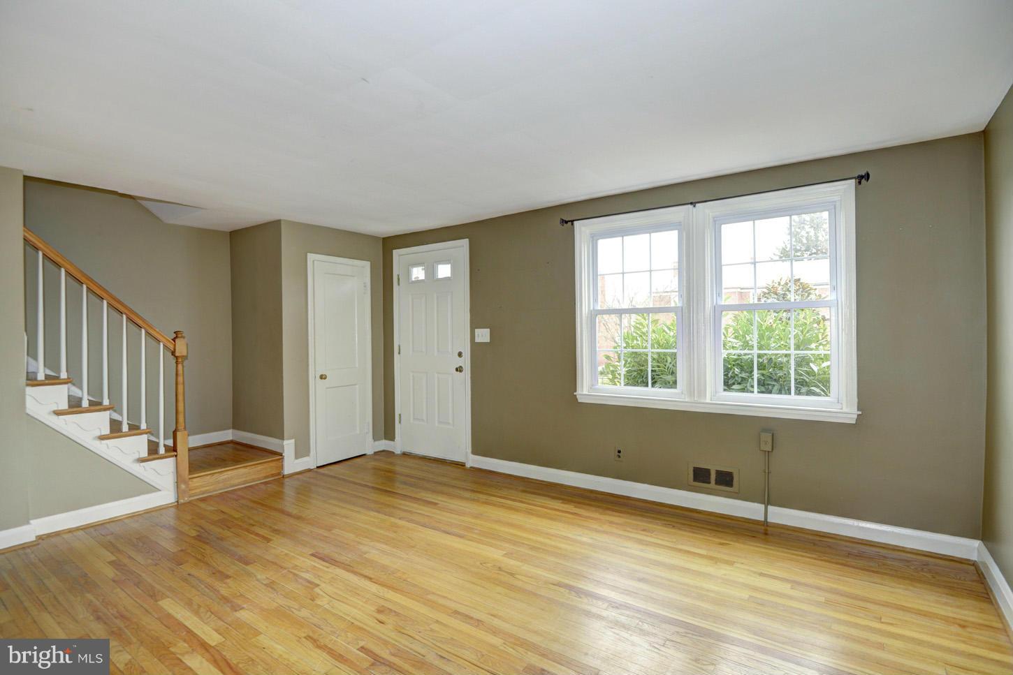 6124 Regent Park Road Baltimore, MD 21228 - Photo 4 of 19 Living Room