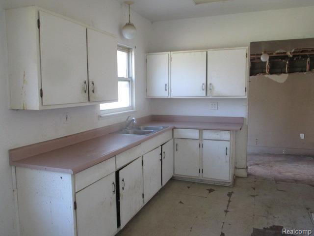 5295 Richfield Road Flint, MI 48506 - Photo 3 of 19 KITCHEN (2).jpg