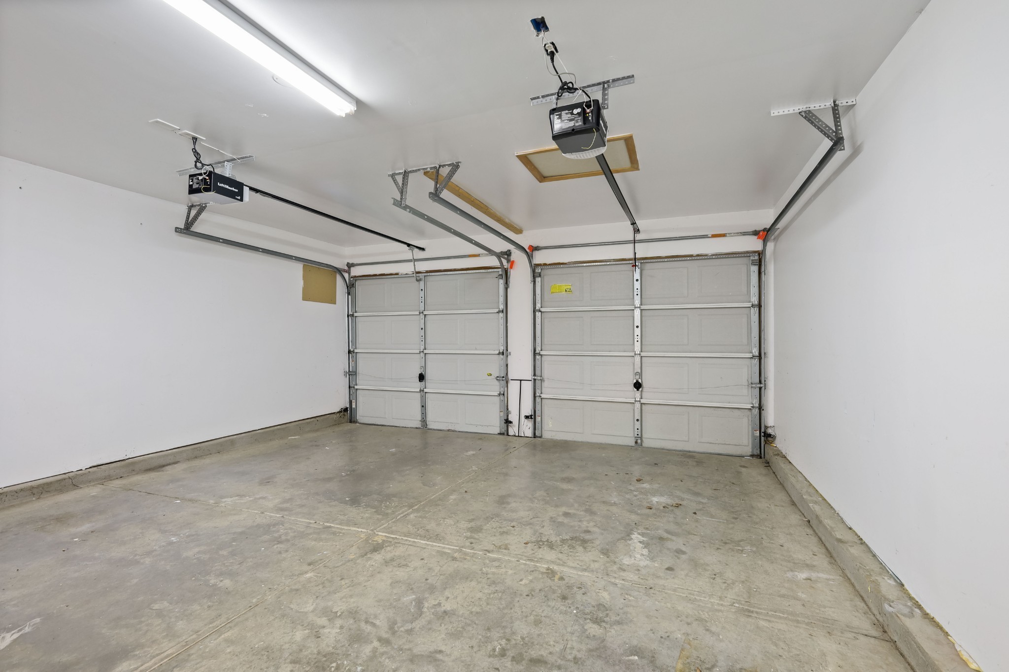 2201 Cardiff Lane Mount Juliet, TN 37122 - Photo 24 of 47 a view of a garage