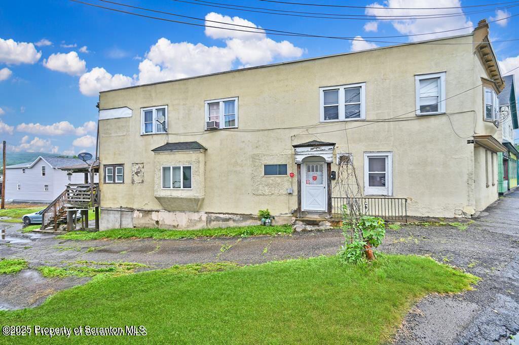 a view of a house with a yard