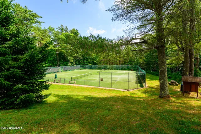 a view of yard with green space