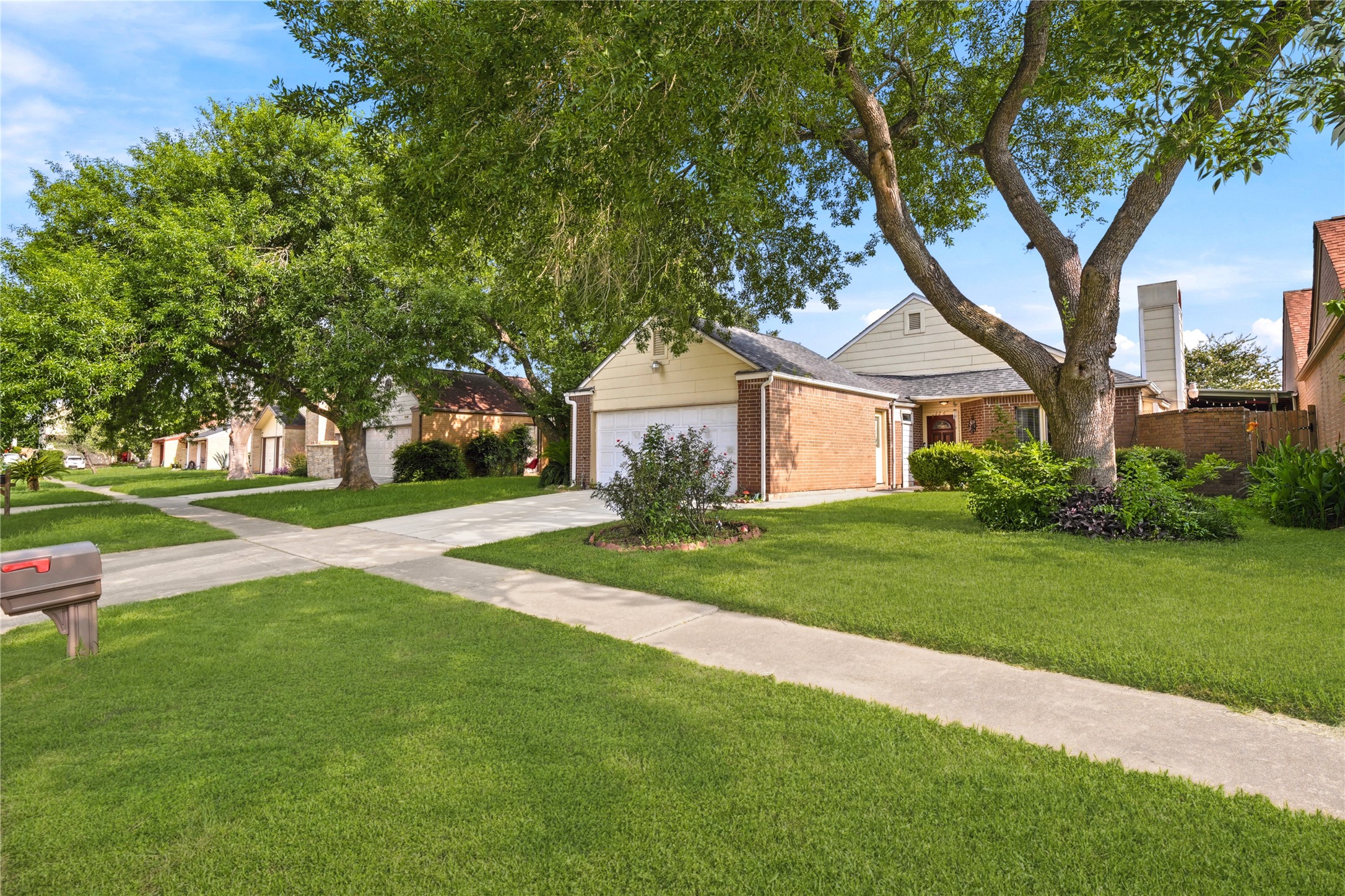 8226 Misty Ridge Lane Houston, TX 77071 - Photo 3 of 37