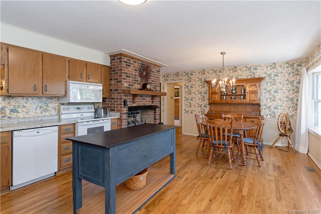 541 Pineland Road Hendersonville, NC 28792 - Photo 4 of 20 Gallery Image 4